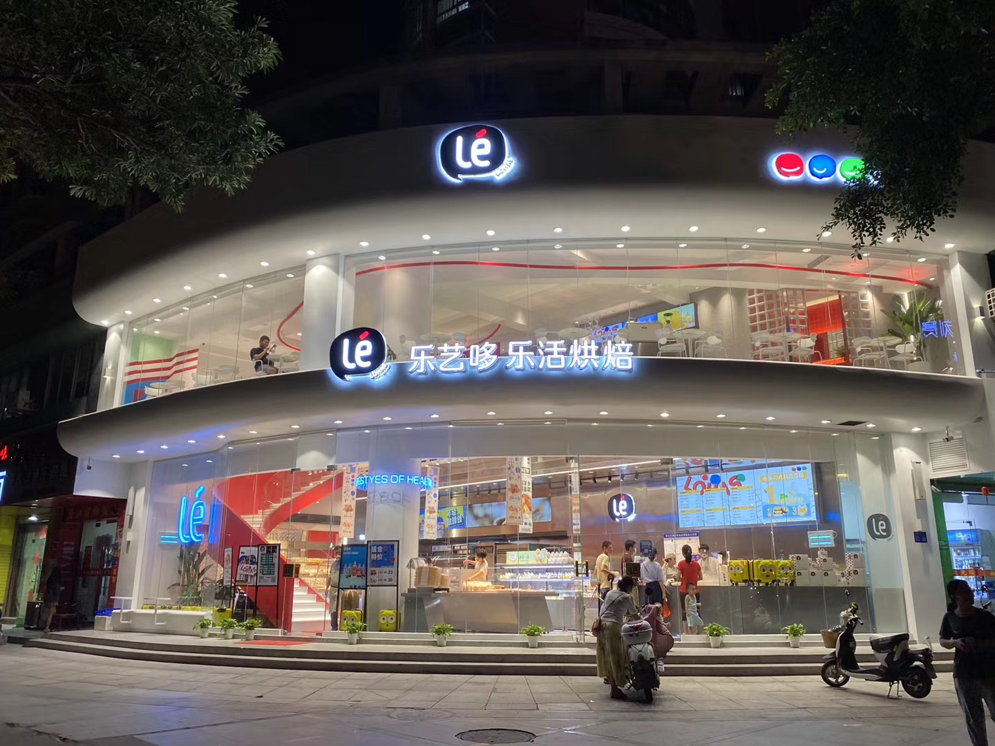 萬衡光電拼接屏案例分享》樂藝朵烘培福建泉州店